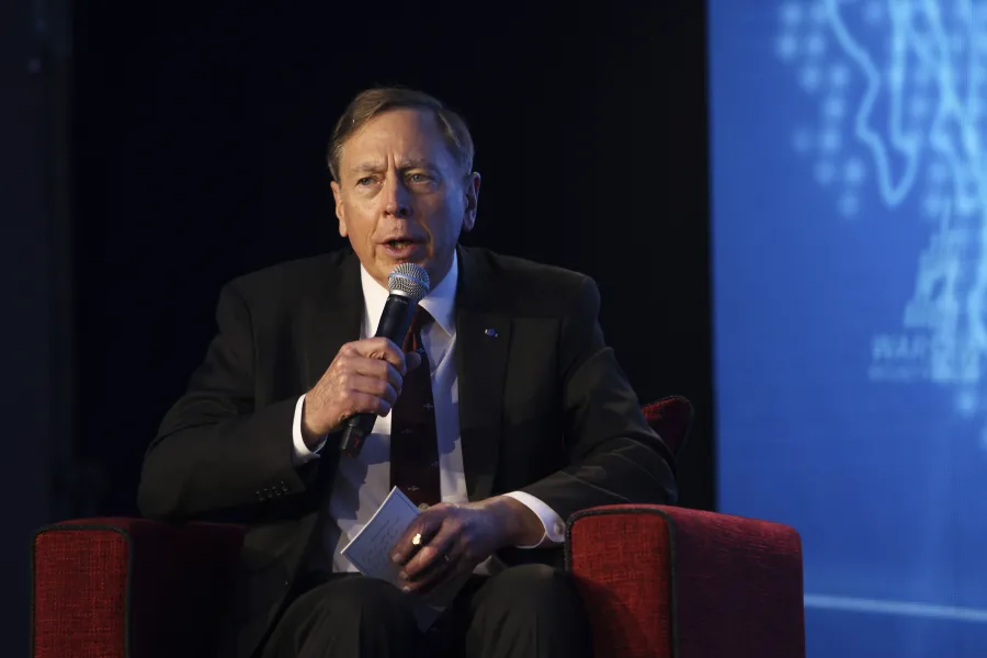 PETRAEUS: NESSUN PAESE NATO HA AVVIATO LA RIFORMA MILITARE PER LA GUERRA DEI DRONI