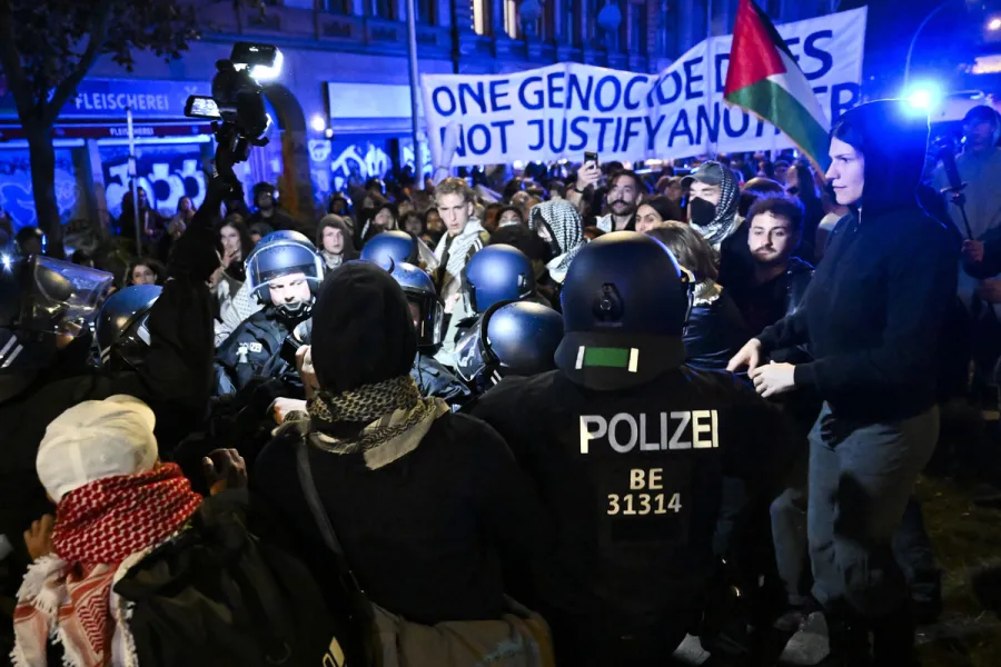 BERLINO, LA POLIZIA INTERVIENE A UNA MANIFESTAZIONE FILO-PALESTINESE E TRATTIENE ALCUNI PROTESTANTI