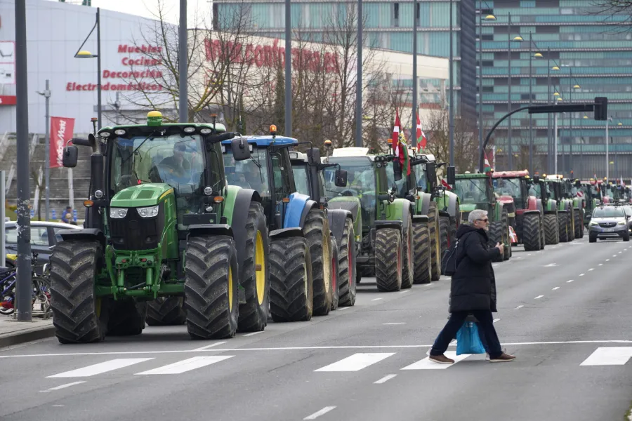 MEZZOGIORNO, AUTOTRASPORTATORI E AGRICOLTORI BLOCCANO STRADE E PORTI