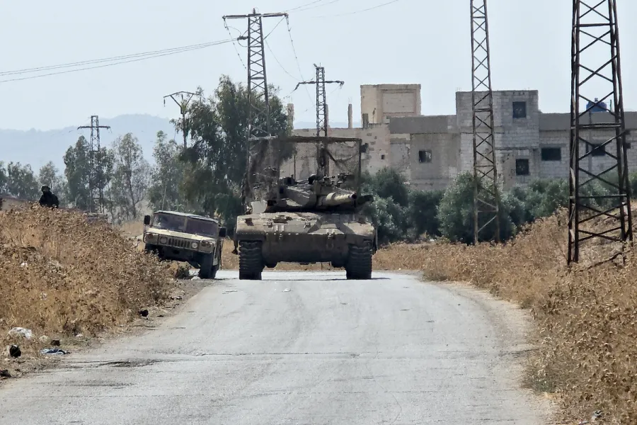 FORZE ISRAELIANE DEMOLISCONO UNA CASA E APRONO IL FUOCO SU TERRENI AGRICOLI NEL SUD DELLA SIRIA