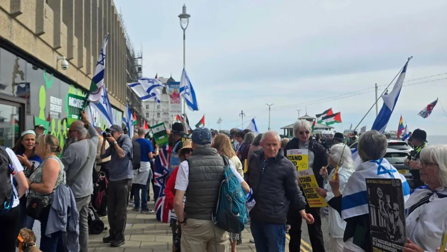 AL CONGRESSO DEL GREEN PARTY A BRIGHTON PROTESTE SULLA MOZIONE CHE DEFINISCE IL SIONISMO RAZZISMO