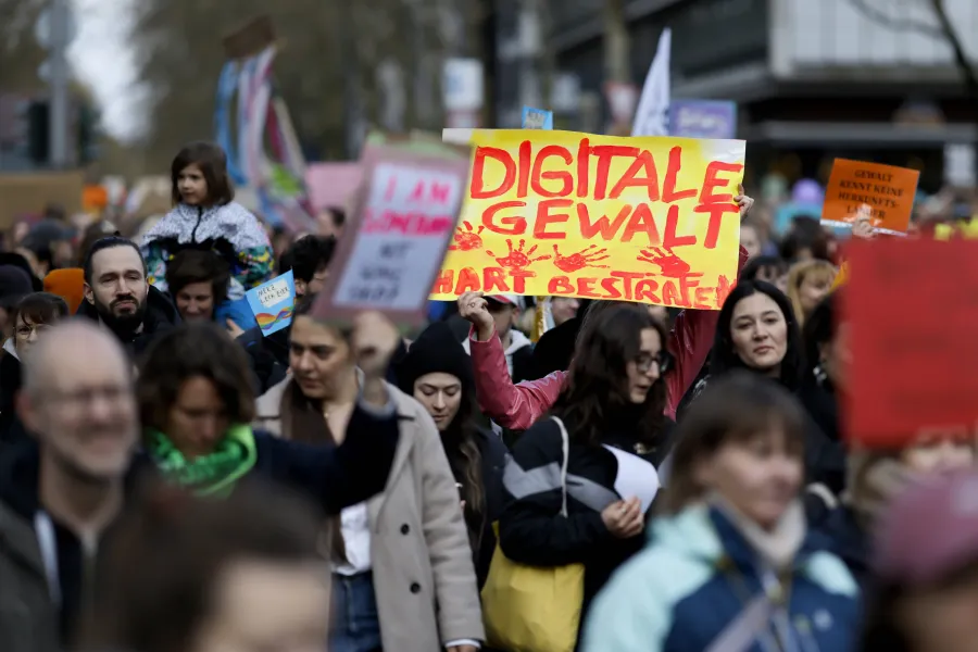 GERMANIA, IL GOVERNO APPROVA IL DISEGNO DI LEGGE CONTRO LA VIOLENZA DIGITALE