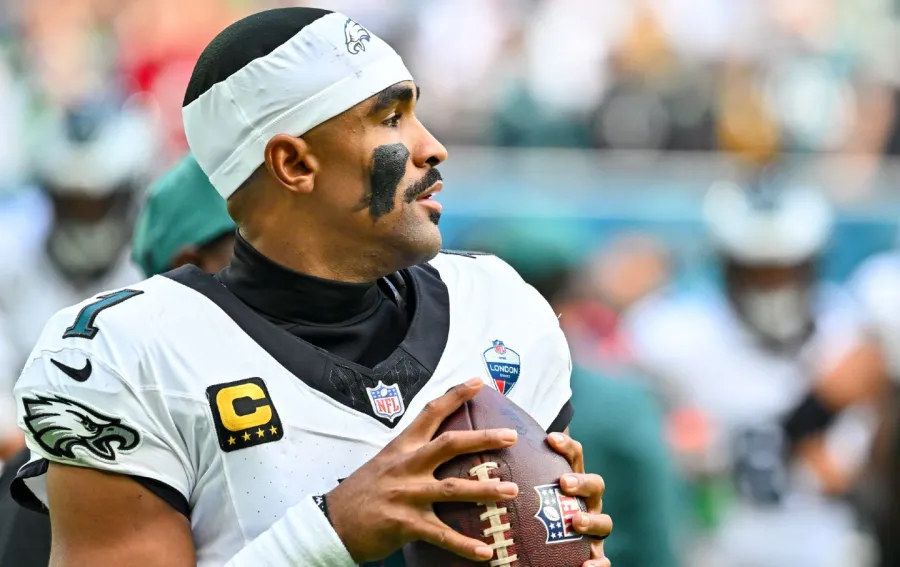 JALEN HURTS FUORI PER TUTTA LA STAGIONE DOPO I COAGULI AI POLMONI