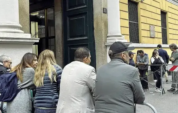GENITORI IN ATTESA FUORI DALLA QUESTURA DI MILANO DOPO I SACCHEGGI
