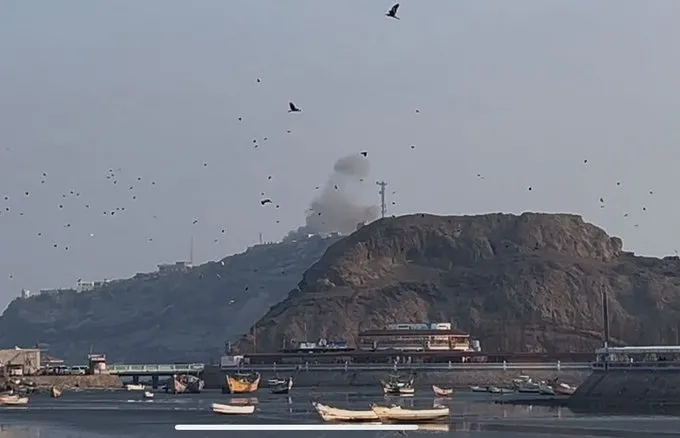 MISSILI HOUTHI CONTRO IL PALAZZO PRESIDENZIALE DI ADEN, CINQUE MORTI
