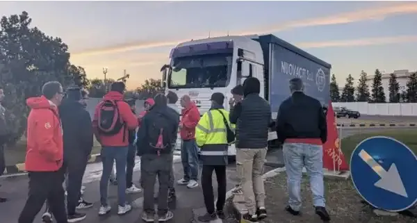 RIMOSSO IL BLOCCO ALLA RAFFINERIA ENI DI TARANTO, PROTESTE DI CAMION E TRATTORI IN PUGLIA E BASILICATA