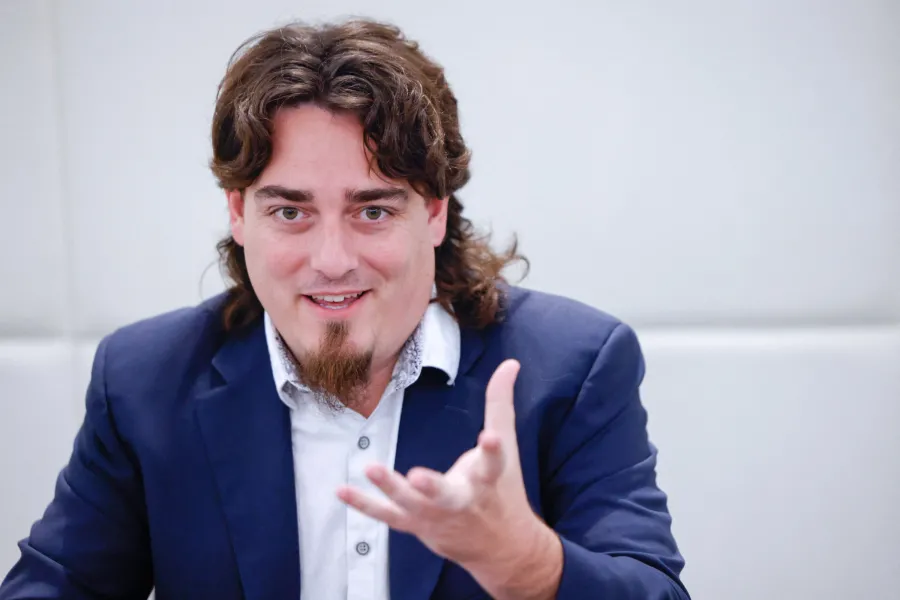 PROJECT MERIDIAN, LUCKEY VUOLE MISSILI IN FABBRICHE AUTO E GUERRA SOTTERRANEA