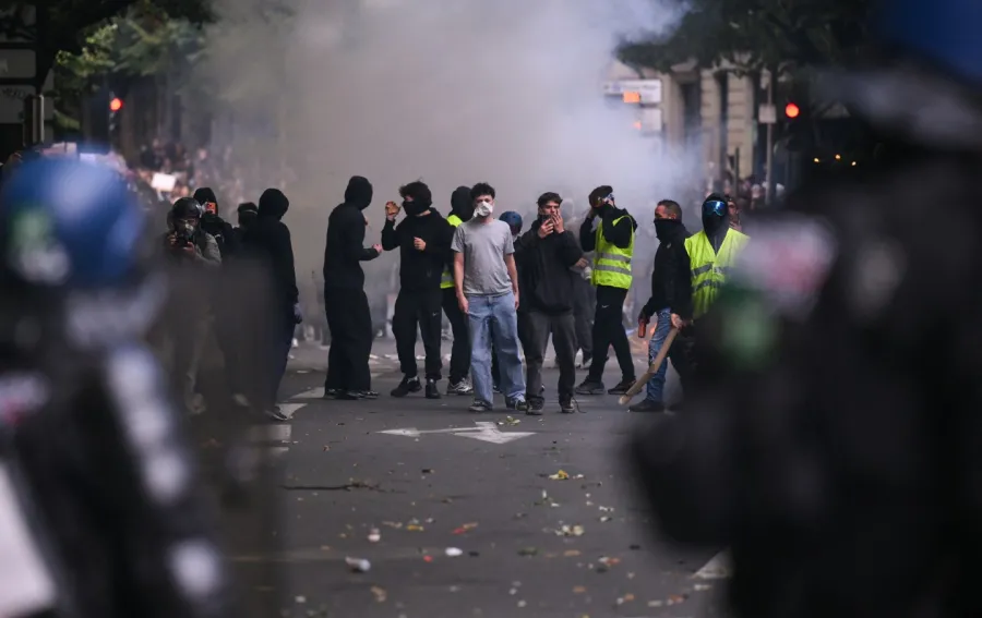 IN FRANCIA MANIFESTAZIONI E SCONTRI, OLTRE 2.000 ARRESTI