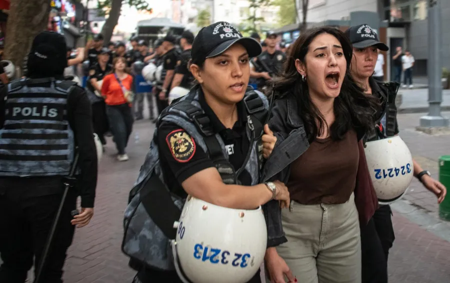 TURCHIA, RETATE CONTRO LE ORGANIZZAZIONI LGBTQI+: OLTRE CENTO ARRESTI