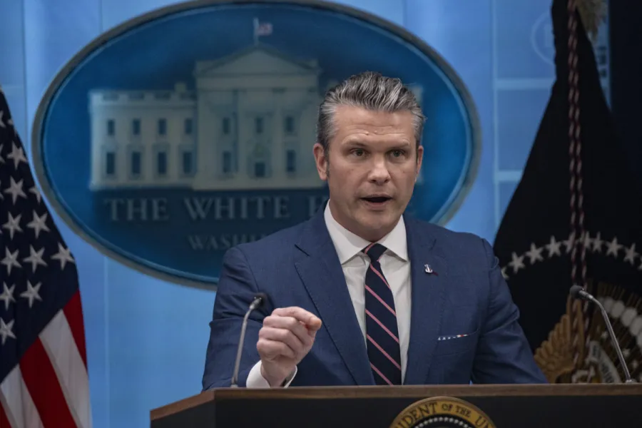 IL SEGRETARIO USA HEGSETH AVVERTE L'IRAN: ACCORDO O DEVASTAZIONE