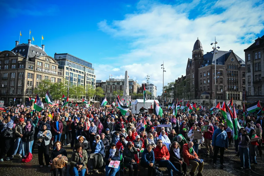 MANIFESTAZIONE PRO-PALESTINESE AD AMSTERDAM PER I TRE ANNI DI GUERRA A GAZA