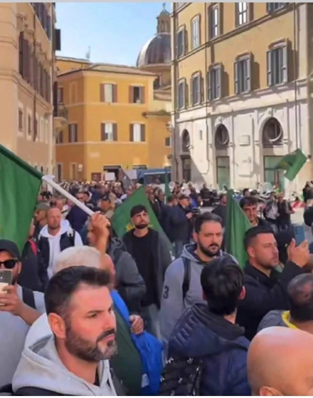 AGRICOLTORI E AUTOTRASPORTATORI DEL SUD RADUNATI A ROMA DAVANTI A MONTECITORIO