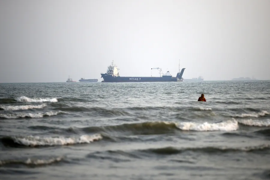IRAN, IL GREGGIO VIA MARE SI FERMA E IL TRAFFICO SI SPOSTA SULLE VIE DI TERRA