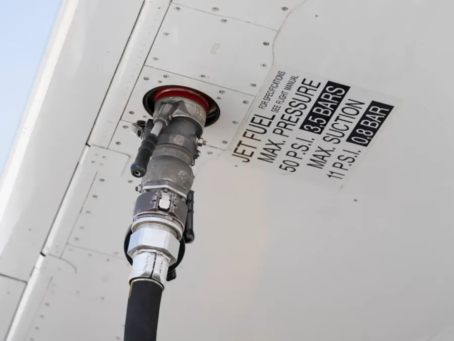 SVIZZERA, PRELIEVI DALLE RISERVE DI CARBURANTE AVIARIO PER ZURIGO