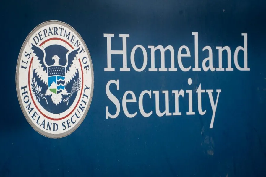 ATTIVISTI PUBBLICANO ONLINE I DATI DI 41MILA DIPENDENTI DEL DIPARTIMENTO USA PER LA SICUREZZA INTERNA