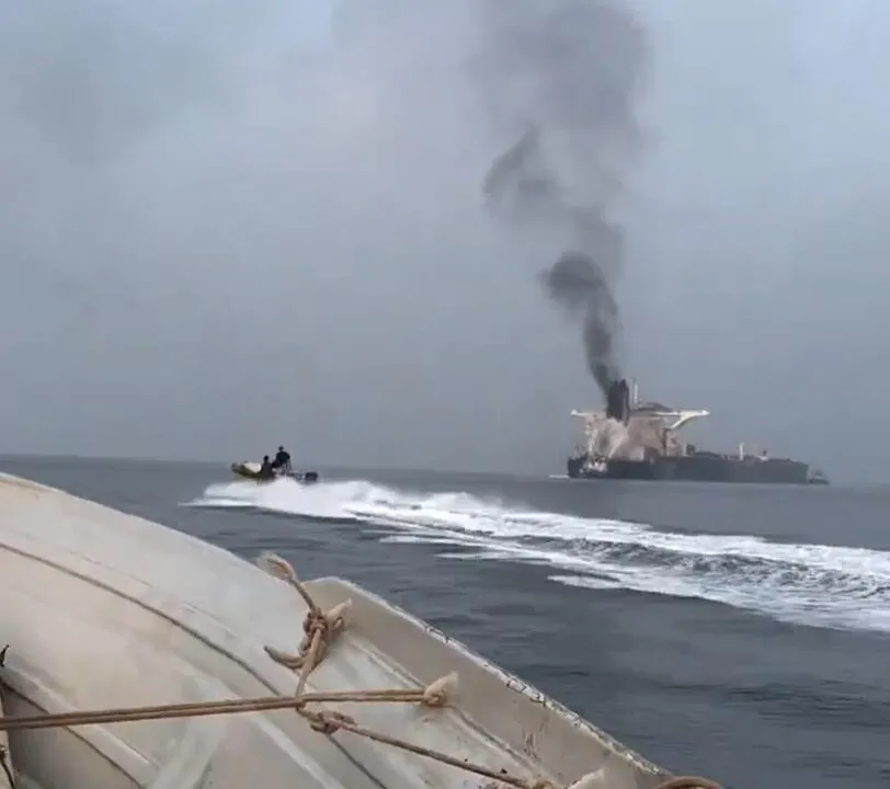 UN'ALTRA PETROLIERA IN FIAMME NELLO STRETTO DI HORMUZ