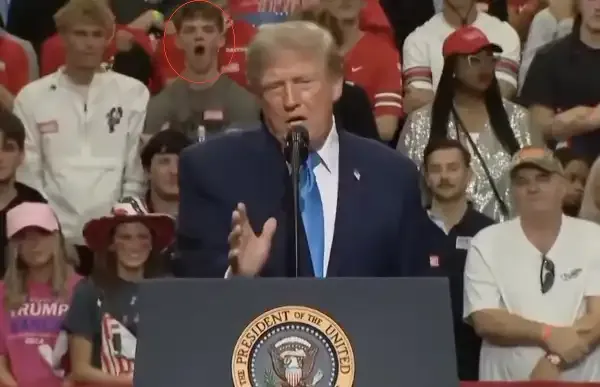 SBADIGLI E DISATTENZIONE AL COMIZIO DI TRUMP IN OHIO