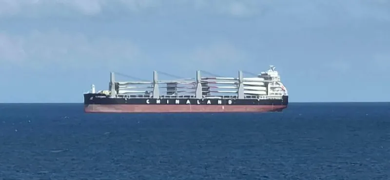 UNA NAVE DALLA CINA CON PALE EOLICHE ARRIVA DAVANTI A PORTO TORRES