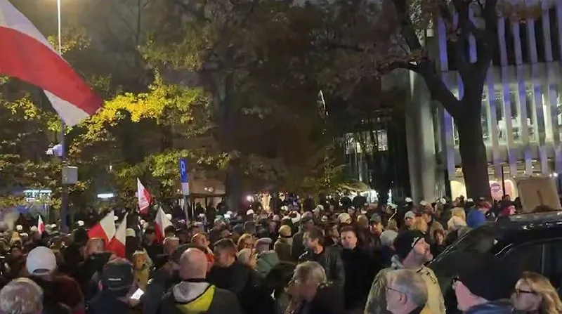 POLONIA, SCONTRO SULLA CORTE COSTITUZIONALE: SOSPESI VERTICI E PROTESTE A VARSAVIA