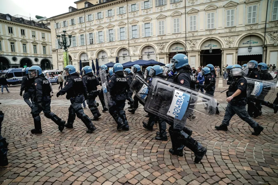 CROSETTO RICONDUCE LE PROTESTE DI MILANO ALLA «GUERRA IBRIDA»