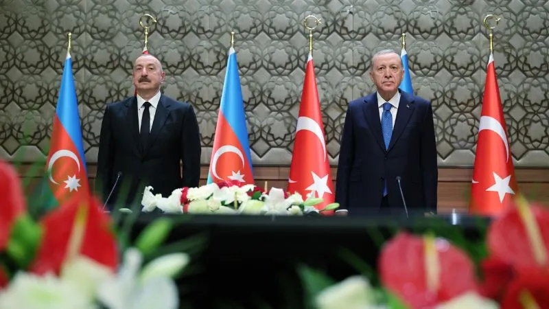L'AZERBAIGIAN VIETA L'HIJAB A SCUOLA E SI APRE LA FRATTURA CON LA TURCHIA