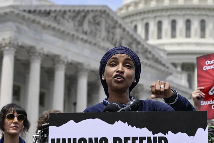 TRUMP CHIEDE LE DIMISSIONI DI ILHAN OMAR PER PRESUNTA FRODE D'IDENTITÀ